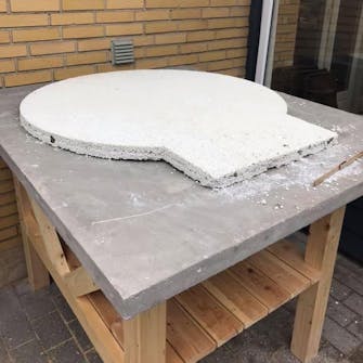 Pizzaovn bund limes på permanent underlag Pizzaovn til terrassen limes på permanent underlag